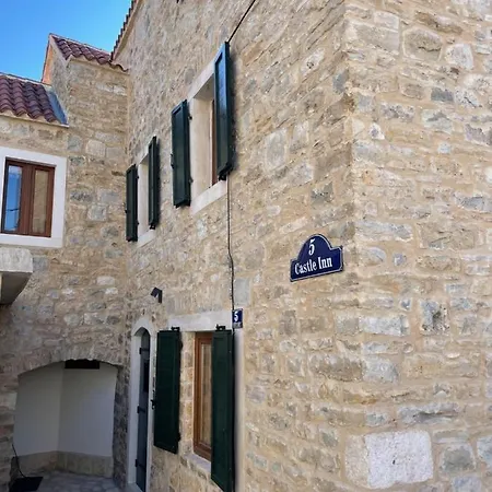 Fogadó Castle *