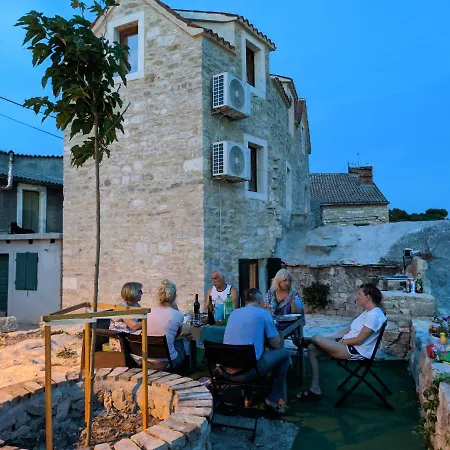 Castle * Kastela